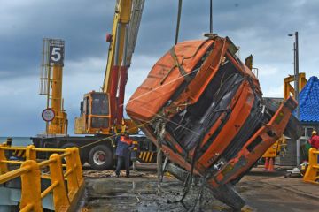 Truk Jatuh Ke Laut Di Merak