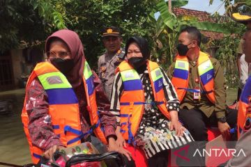 Mensos naiki perahu beri bantuan warga terisolir banjir Pati