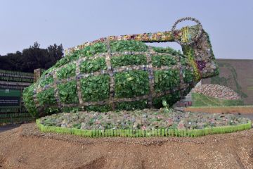 Pameran seni bertajuk "ubah limbah jadi kekayaan" digelar Bangladesh