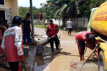 Petugas gabungan bantu penanganan sisa banjir di Semarang