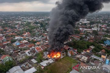 Kebakaran gudang tiner di Semarang