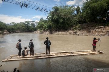 Rakit bambu gantikan jembatan gantung yang rusak