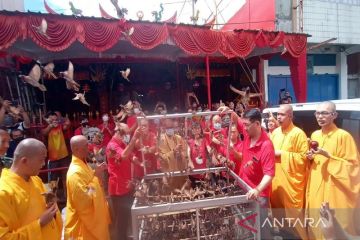 Penganut Konghucu di Solo lepas ratusan burung dan ikan jelang Imlek