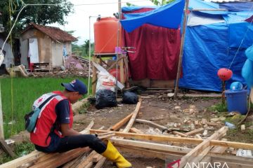 PMI Grobogan-Jateng bantu donasi untuk hunian darurat di Cianjur