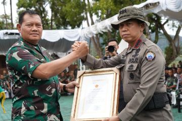 Panglima TNI dan Kapolri beri penghargaan ke tiga personel TNI-Polri