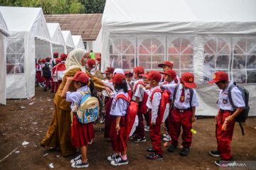 Hari pertama masuk sekolah di lokasi bencana Gempa Cianjur