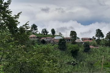 Warga di dekat puncak Marapi masih beraktivitas sebagaimana biasa