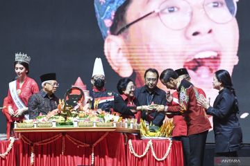 Megawati serahkan nasi tumpeng kepada Jokowi