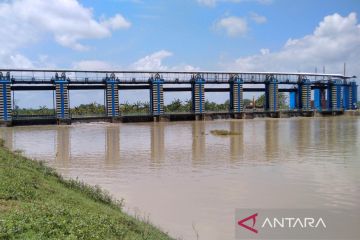 Pintu Bendung Wilalung Kudus yang mengarah ke Sungai Juwana ditutup