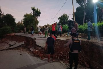 Ruas jalan di Kabupaten TTS NTT patah diduga dampak gempa Maluku