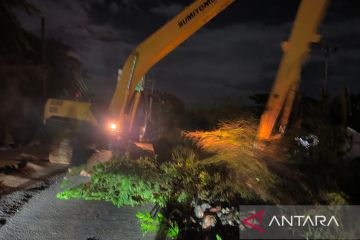 DLH Bekasi angkut sampah sumbat Kali Sepak area Tol Cibitung-Cilincing