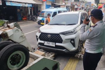 Sudinhub Jakpus derek puluhan mobil yang parkir sembarang di Kemayoran