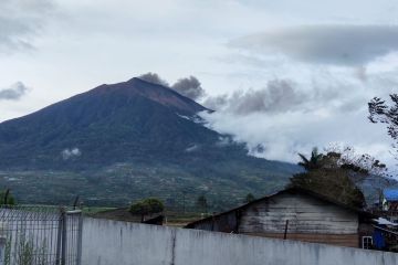 Gunung Kerinci di Jambi masih semburkan abu tebal setinggi 400 meter