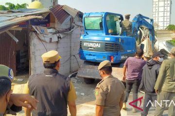 Pemkot Jaktim tertibkan 59 bangunan liar di Jatinegara