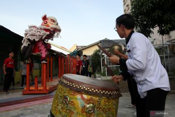 Persiapan barongsai untuk perayaan Imlek di Banda Aceh