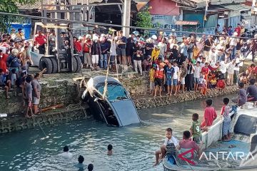 Sebuah mobil Honda Jazz di Baubau terjun ke laut