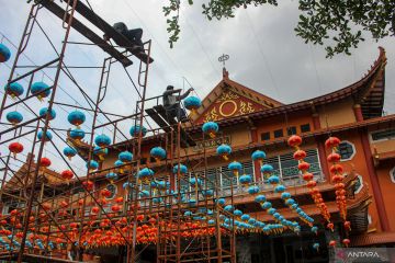Pemasangan 1.000 lampion di Vihara Maitreya Medan
