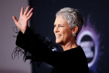 Jamie Lee Curtis tak hadir di Critics Choice Awards karena COVID-19