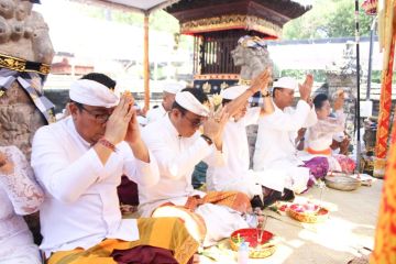 Pemkot Denpasar melaksanakan "bhakti pujawali" di Pura Dalem Sakenan
