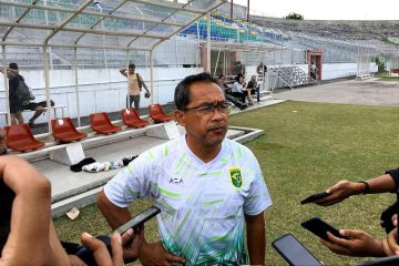 Aji Santoso tuntut Persebaya tetap fokus meski Liga 1 tanpa degradasi