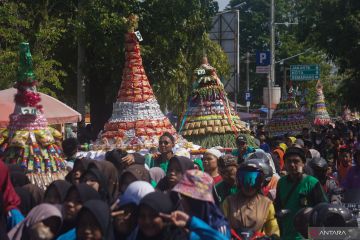 Parade gunungan dan karnaval becak hias