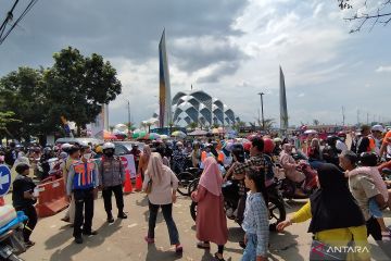 Kemacetan panjang warnai jalan akses masuk ke Masjid Al Jabbar-Bandung