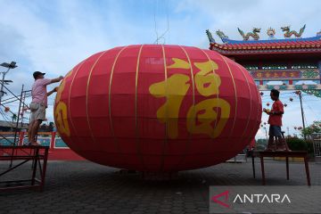 Lampion raksasa untuk meriahkan imlek di Kubu Raya