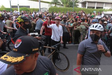 Presiden Jokowi bersepeda dan menyapa warga di Bundaran HI