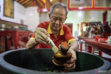 Tradisi bersih patung dewa jalang perayaan imlek