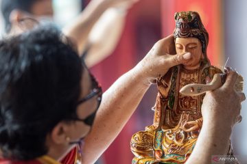 Tradisi bersih patung dewa jalang perayaan imlek