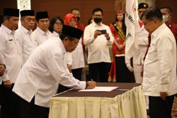 Jusuf Kalla lantik Sekda Nuryakin sebagai Ketua PMI Kalteng