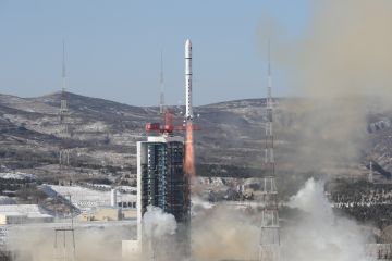 China sukses luncurkan 14 satelit baru