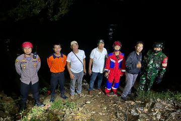 Polisi bantu cari dua anak panti asuhan yang terbawa arus Kali Ciliwung