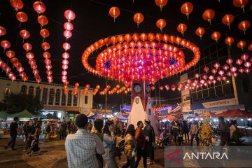 Ribuan lampion hiasi kawasan Pasar Gede Solo jelang imlek