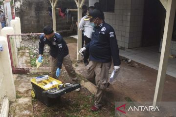 Pengambilan sampel di rumah warga Bekasi yang diduga keracunan