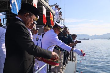 Lantamal Manado tabur bunga di Selat Lembeh peringati Hari Samudera