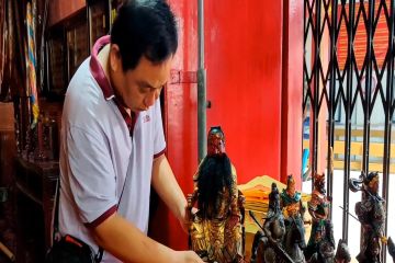 Sambut Imlek, umat Tionghoa di Kota Pekalongan bersihkan patung dewa