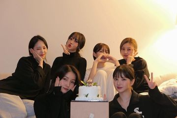 Personel GFRIEND reuni rayakan delapan tahun peringatan debut