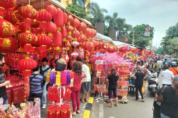 Pedagang lampion dan hiasan di Petak Sembilan banjir pembeli