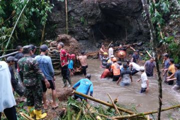 BPBD Lumajang evakuasi warga tertimbun bambu dalam kondisi meninggal