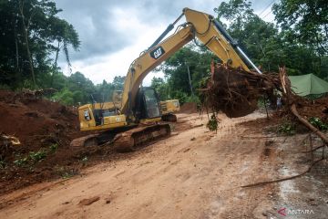 Jalan nasional tertimbun longsor di Lebak