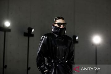 Saint Laurent buka Paris Fashion Week dengan busana malam untuk pria