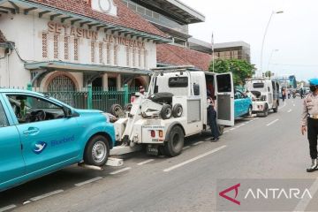 Sudinhub Jaktim derek angkutan umum "ngetem" di Stasiun Jatinegara