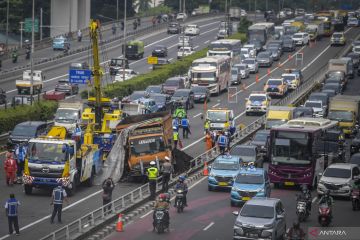 Dua truk terlibat kecelakaan di Jalan Tol Cawang-Grogol