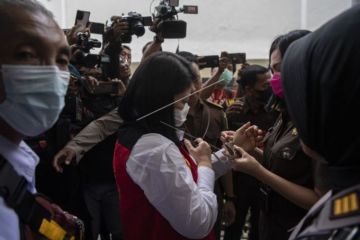 Putri Candrawathin Dituntut Delapan Tahun Penjara