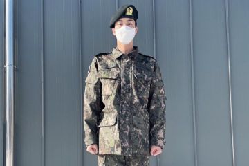 Jin BTS bagikan potret gunakan seragam militer