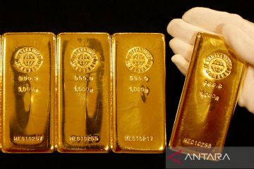 Emas jatuh, tapi masih bertahan di atas level psikologis 2.000 dolar