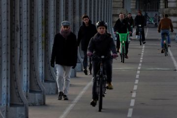 Cerita pesepeda yang menepi di tengah pemogokan nasional di Paris
