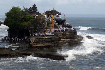 Persembahyangan di Pura Tanah Lot Bali