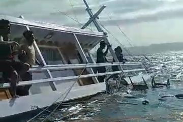 Tim SAR gabungan evakuasi penumpang kapal tenggelam di Labuan Bajo